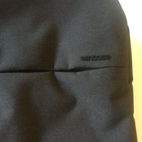 NEW Incase City Black Backpack for MacBook 17'' / iPad 360 Impact - Picture 12 of 13